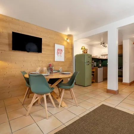 Cozy Sleeps 4 Mountain View 300m Lift * Шамоні