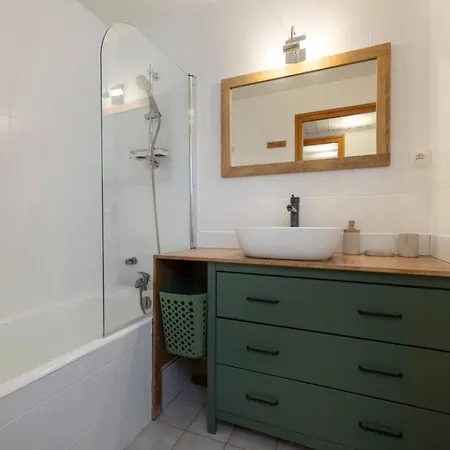 Cozy Sleeps 4 Mountain View 300m Lift Апартаменти *