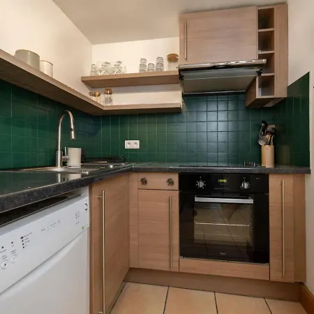 Апартаменты Cozy Sleeps 4 Mountain View 300m Lift Шамони