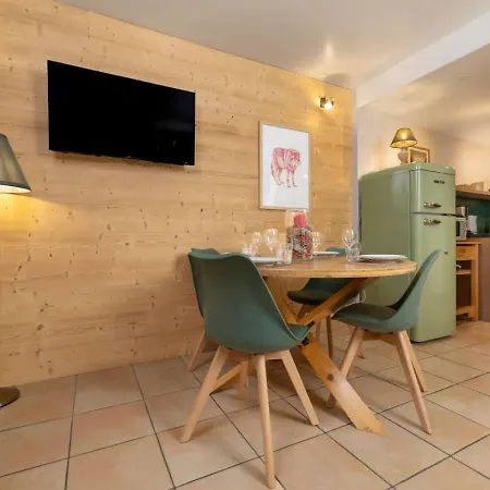 Cozy Sleeps 4 Mountain View 300m Lift * Шамони