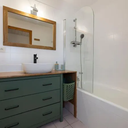 Апартаменты Cozy Sleeps 4 Mountain View 300m Lift